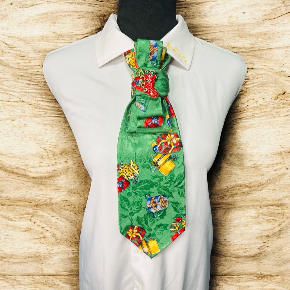 Robert Talbott Green Gift box Necktie with Festive Brooch
